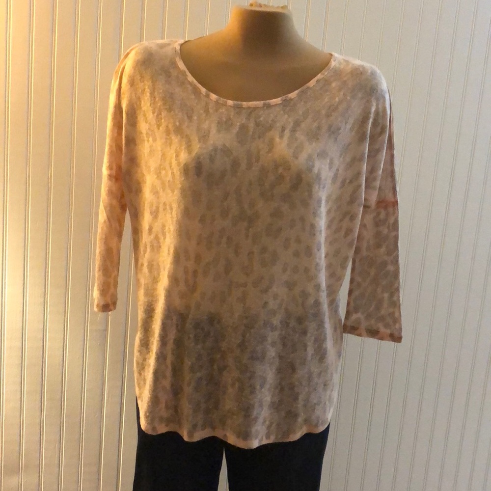 Cute & Comfy soft coral leopard print top. Size S